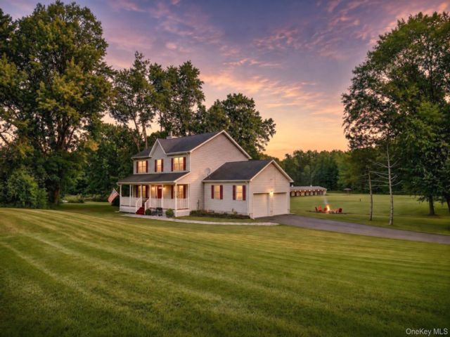  4 BR,  3.00 BTH &nbsp;Colonial style home in Rock Tavern