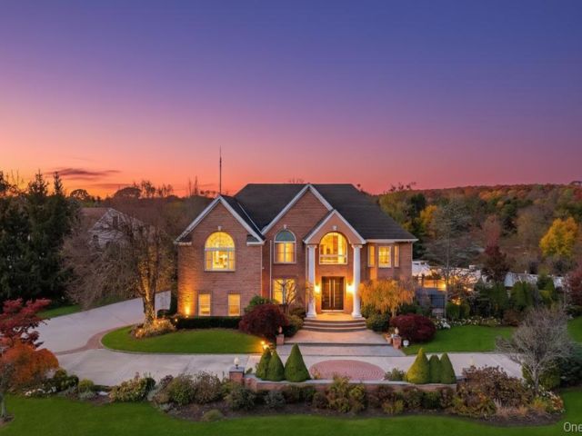  6 BR,  6.00 BTH &nbsp;Colonial style home in Melville