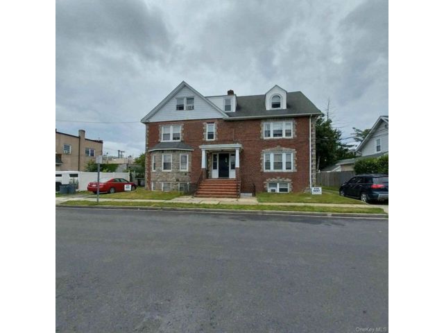  2 BR,  1.00 BTH &nbsp;Mid rise style home in Franklin Square