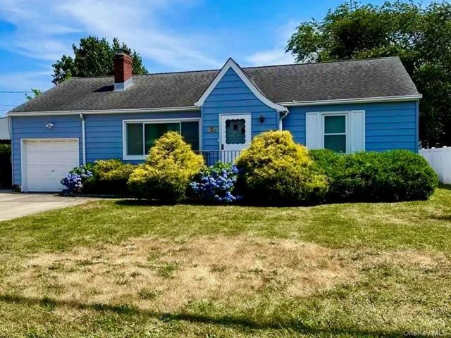  3 BR,  2.00 BTH &nbsp;Ranch style home in West Babylon