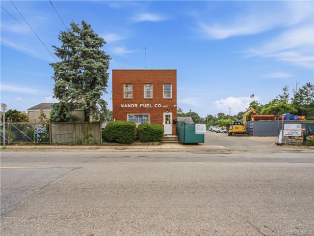 Studio,  0.00 BTH &nbsp;Commercial style home in Huntington Station