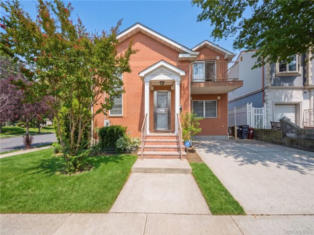  4 BR,  4.00 BTH &nbsp;House style home in Flushing