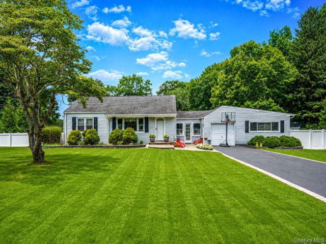  3 BR,  2.00 BTH &nbsp;Exp ranch style home in Smithtown