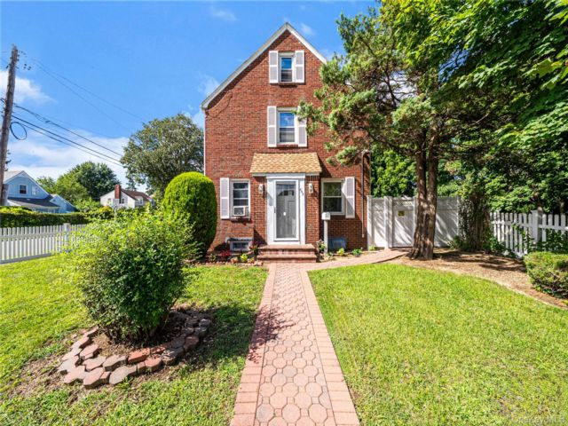  4 BR,  2.00 BTH &nbsp;House style home in Hempstead