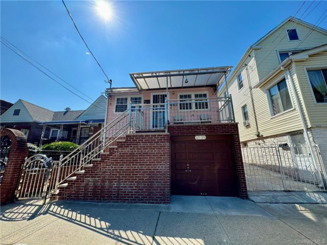  3 BR,  5.00 BTH &nbsp;Raised ranch style home in Jackson Heights