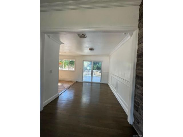  3 BR,  1.00 BTH &nbsp;Hi ranch style home in Deer Park