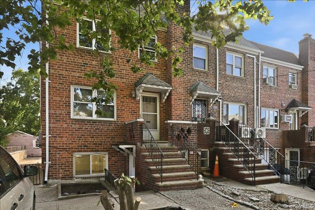  3 BR,  3.00 BTH &nbsp;House style home in Maspeth