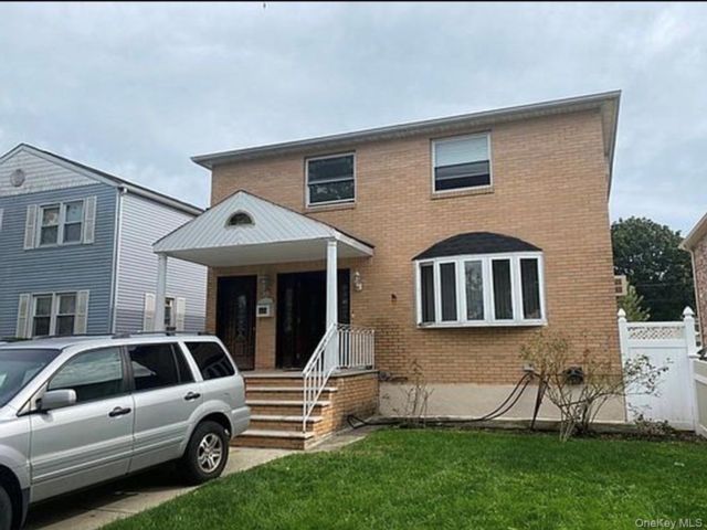  4 BR,  2.00 BTH &nbsp;Includes legal  style home in Bellerose