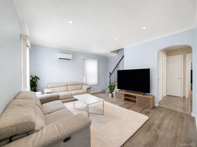  4 BR,  3.00 BTH &nbsp;Exp cape style home in New Hyde Park