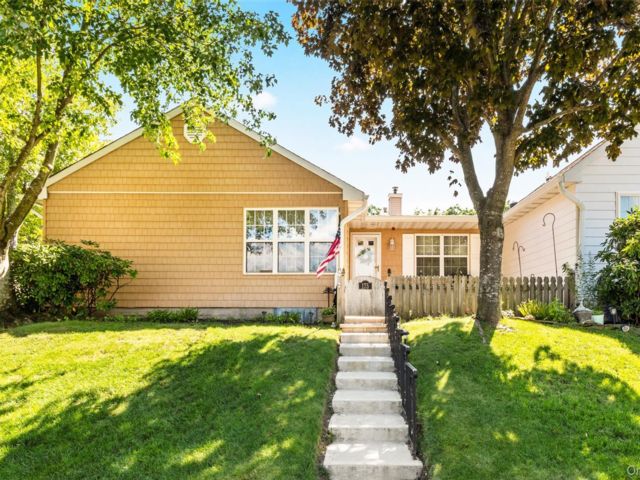  2 BR,  2.00 BTH &nbsp;Condo style home in Coram