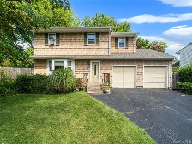  4 BR,  3.00 BTH &nbsp;Colonial style home in Smithtown