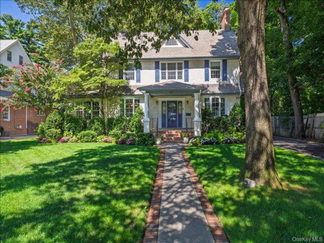  4 BR,  3.00 BTH &nbsp;Colonial style home in Rockville Centre