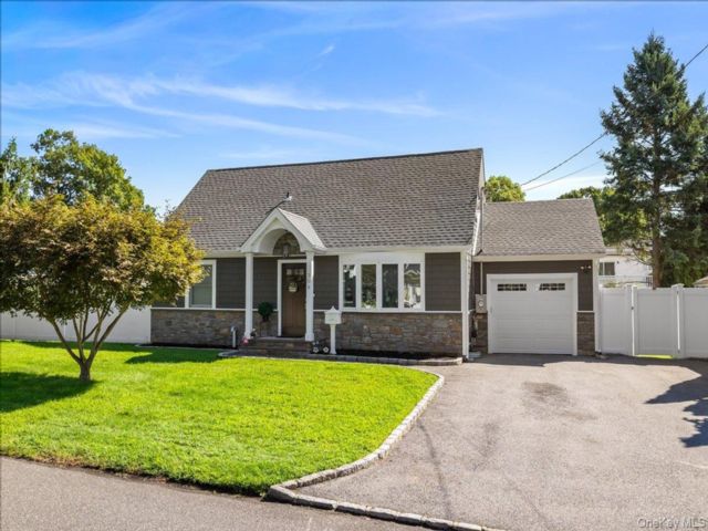  3 BR,  2.00 BTH &nbsp;Cape cod style home in West Islip