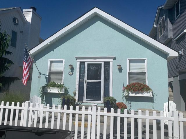  2 BR,  1.00 BTH &nbsp;Bungalow style home in Long Beach