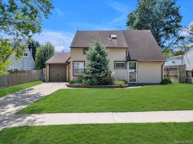  4 BR,  2.00 BTH &nbsp;Other style home in Levittown