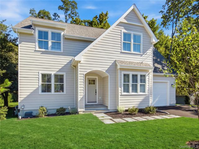  3 BR,  3.00 BTH &nbsp;Colonial style home in East Setauket