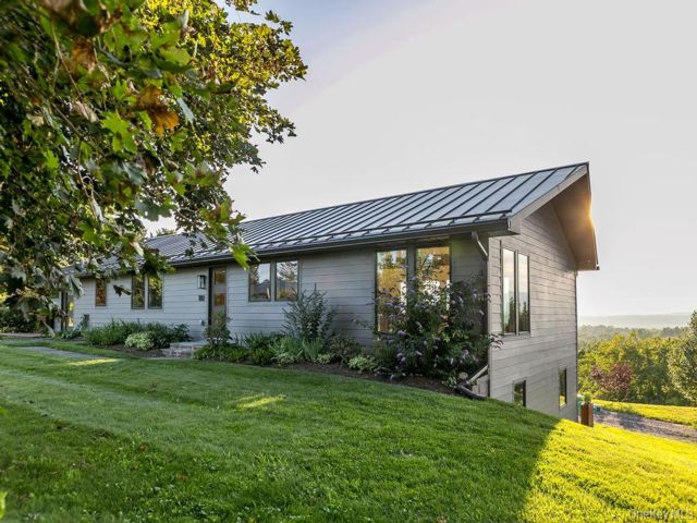  4 BR,  3.00 BTH &nbsp;Mid-century mod style home in Germantown