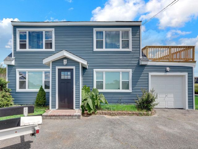  2 BR,  1.00 BTH &nbsp;A-frame style home in West Babylon
