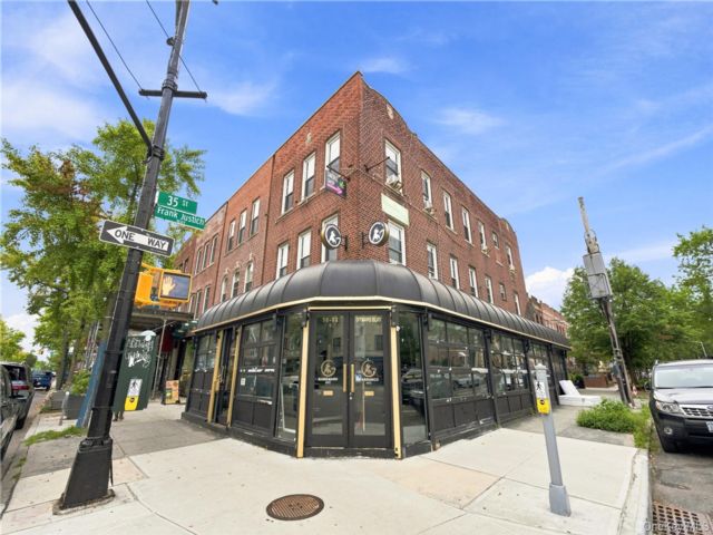  3 BR,  1.00 BTH &nbsp;Other style home in Astoria