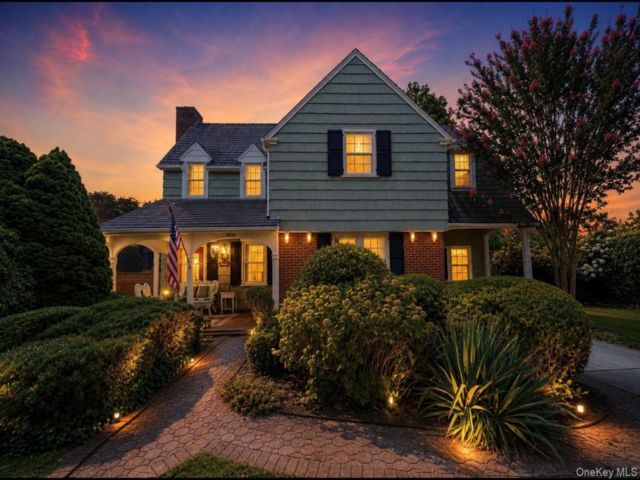  3 BR,  2.00 BTH &nbsp;Colonial style home in Seaford