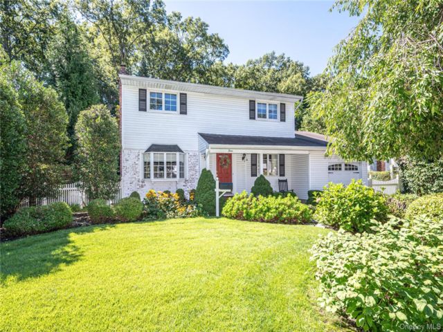  3 BR,  2.00 BTH &nbsp;Colonial style home in Commack