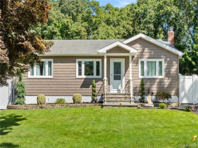  3 BR,  2.00 BTH &nbsp;Ranch style home in Patchogue