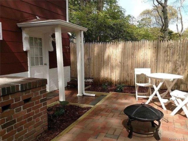  1 BR,  1.00 BTH &nbsp;Split level style home in West Sayville