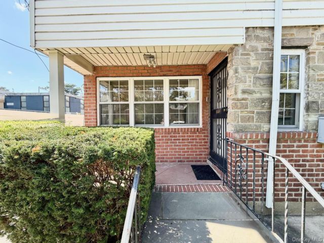  4 BR,  3.00 BTH &nbsp;House style home in Flushing
