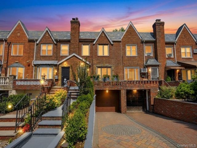  3 BR,  2.00 BTH &nbsp;Colonial style home in Middle Village