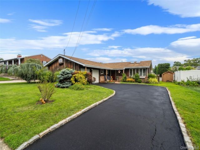  3 BR,  2.00 BTH &nbsp;Exp ranch style home in West Babylon