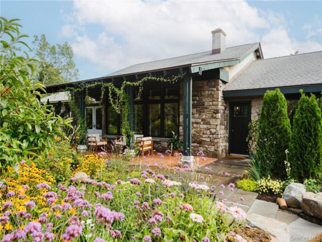  3 BR,  3.00 BTH &nbsp;Ranch style home in Kingston