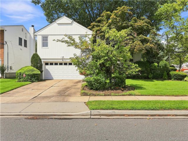  4 BR,  3.00 BTH &nbsp;Split level style home in North Woodmere