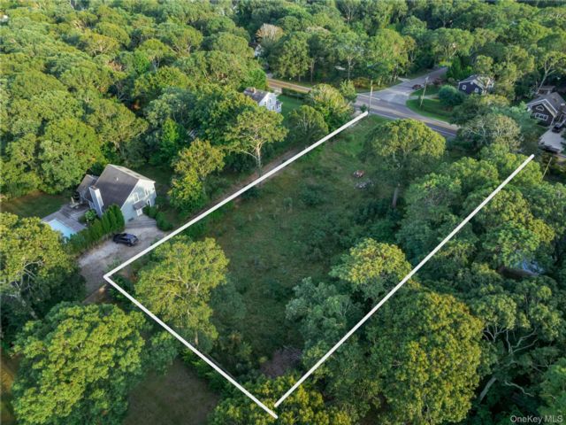 Lot <b>Size:</b>  &nbsp;House style home in Hampton Bays