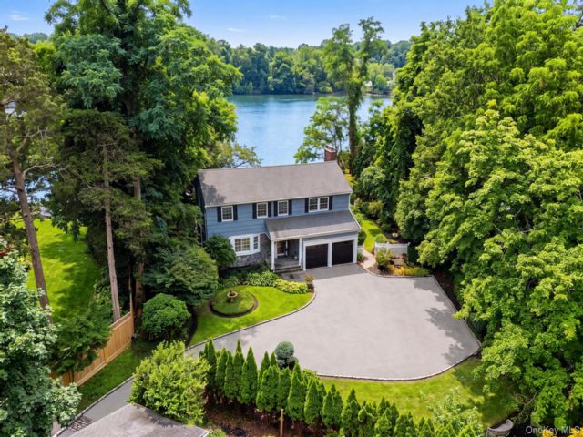  3 BR,  3.00 BTH &nbsp;Colonial style home in Centerport