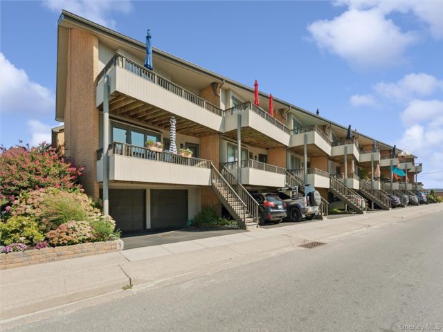  3 BR,  2.00 BTH &nbsp;Condo style home in Long Beach
