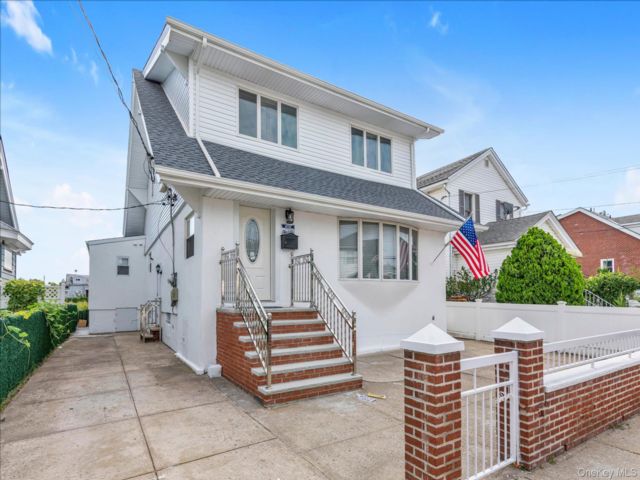  5 BR,  2.00 BTH &nbsp;House style home in Howard Beach