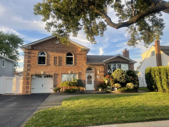  4 BR,  2.00 BTH &nbsp;Split level style home in Bellmore