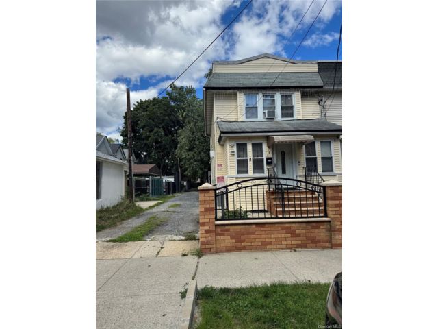  3 BR,  3.00 BTH &nbsp;Colonial style home in Woodhaven