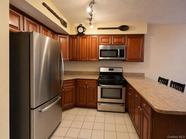  1 BR,  1.00 BTH &nbsp;Mid rise style home in Corona
