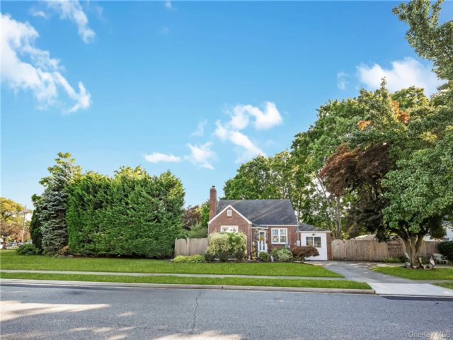 [Farmingdale Real Estate, listing number 7333125]