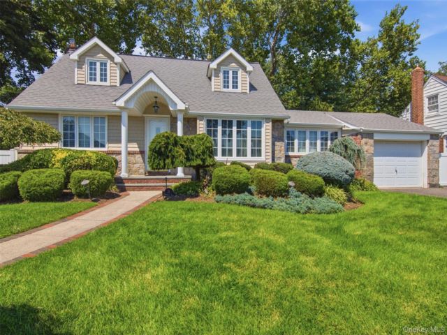 4 BR,  2.00 BTH &nbsp;Exp cape style home in Carle Place