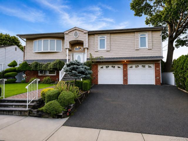  5 BR,  3.00 BTH &nbsp;Hi ranch style home in West Hempstead