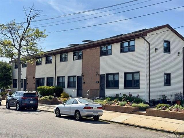  1 BR,  2.00 BTH &nbsp;Includes legal  style home in Babylon