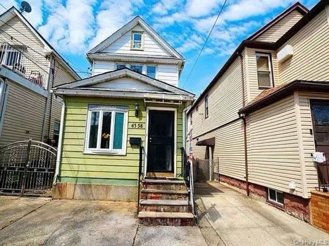  4 BR,  3.00 BTH &nbsp;Contemporary style home in Flushing
