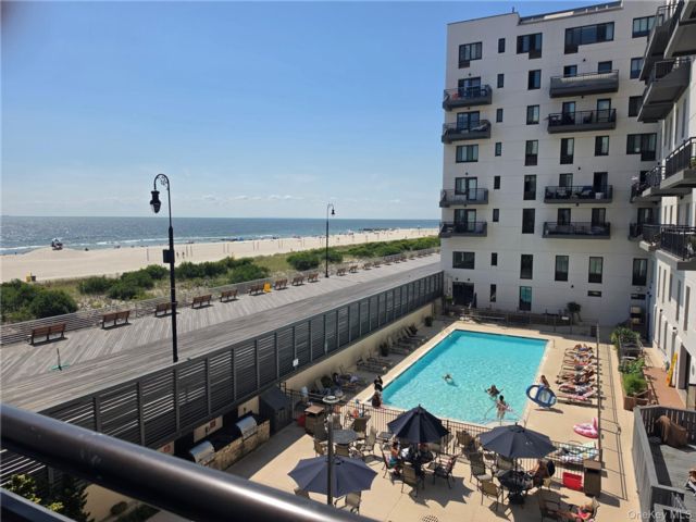  1 BR,  1.00 BTH &nbsp;High rise style home in Long Beach