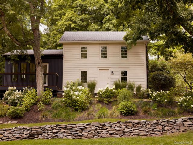 3 BR,  2.00 BTH &nbsp;Farmhouse style home in Hyde Park