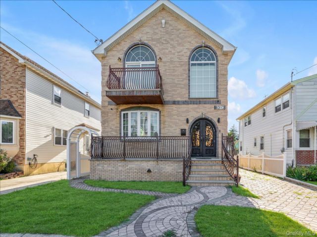  3 BR,  4.00 BTH &nbsp;Colonial style home in Bellerose
