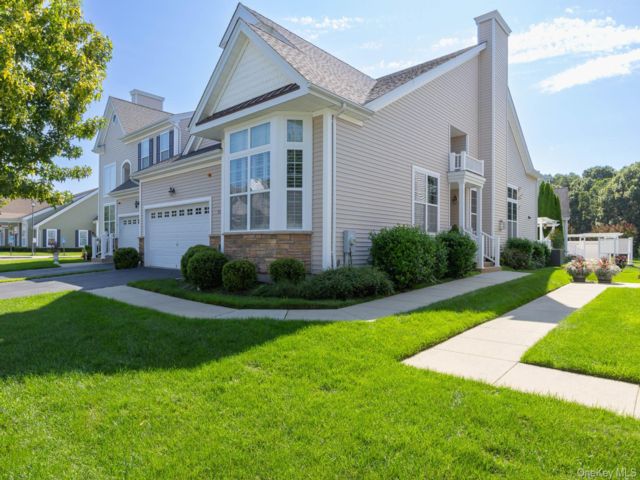  2 BR,  2.00 BTH &nbsp;Condo style home in Center Moriches