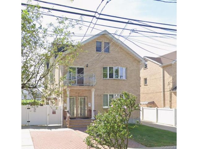  6 BR,  4.00 BTH &nbsp;Colonial style home in Flushing