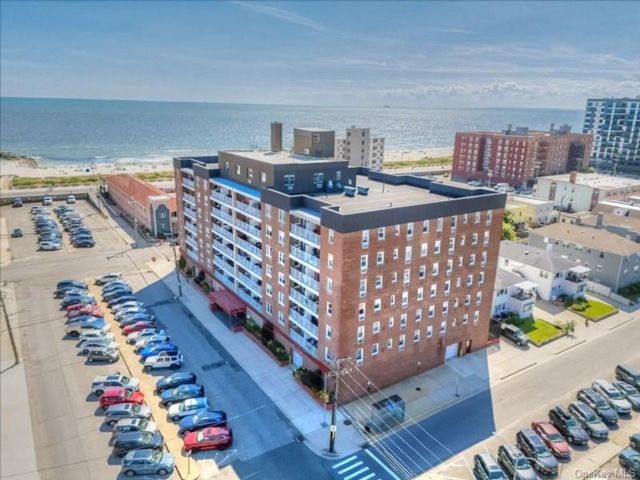  1 BR,  1.00 BTH &nbsp;High rise style home in Long Beach